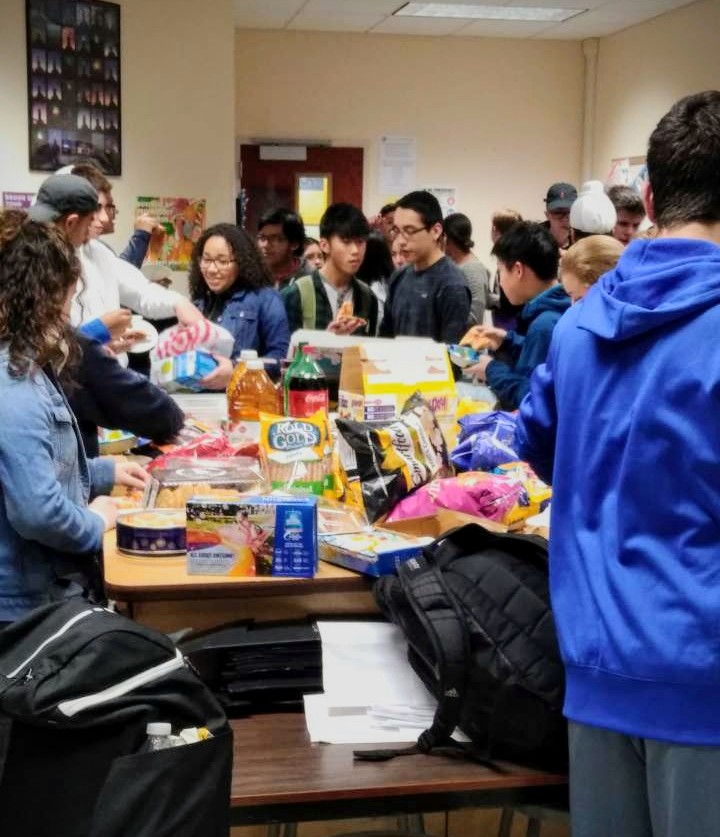 Members+of+the+Monroe-Woodbury+FBLA+club+had+a+holiday+party+for+their+last+meeting+before+winter+break.+Members+brought+in+different+snacks+and+desserts+to+share+with+everyone.